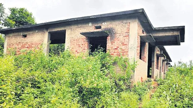 నిధులు మింగేశారు.. నిర్మాణాలు వదిలేశారు