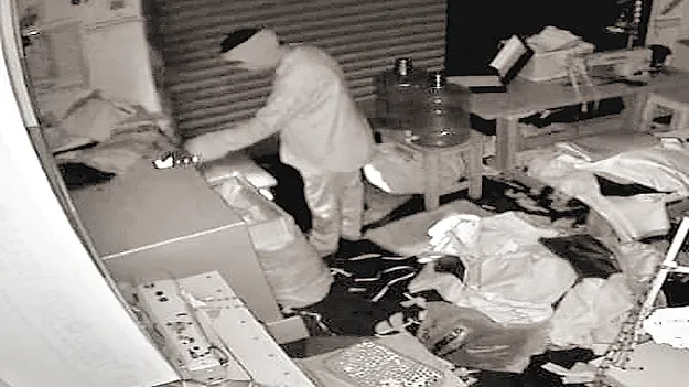 సెల్‌ఫోన్‌, టైలరింగ్‌ షాపుల్లో చోరీ