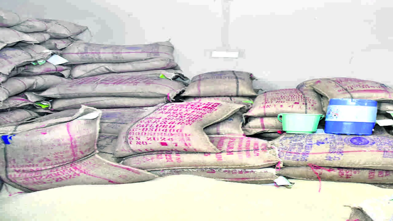 PDS Rice: బియ్యం.. బొక్కేస్తున్నారు..!