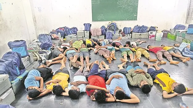 Students : సమస్యల గురుకులం...!