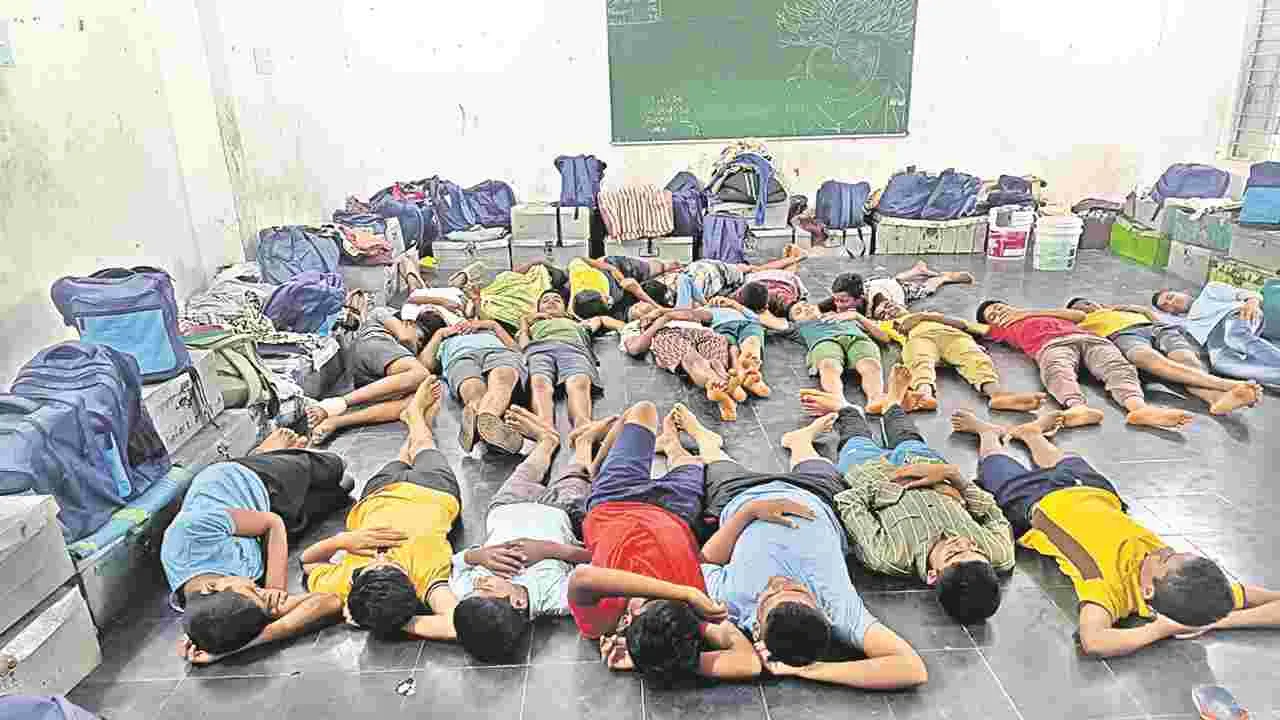 Students : సమస్యల గురుకులం...!