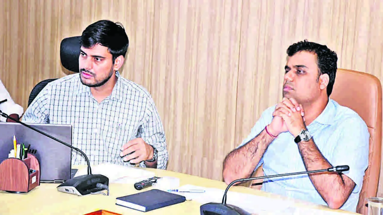 COLLECTOR : భూసేకరణను వేగవంతం చేయండి : కలెక్టర్‌