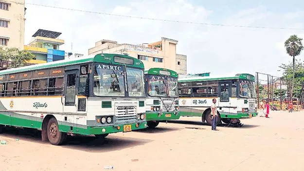 ఉచిత ప్రయాణానికి బస్సుల కొరత