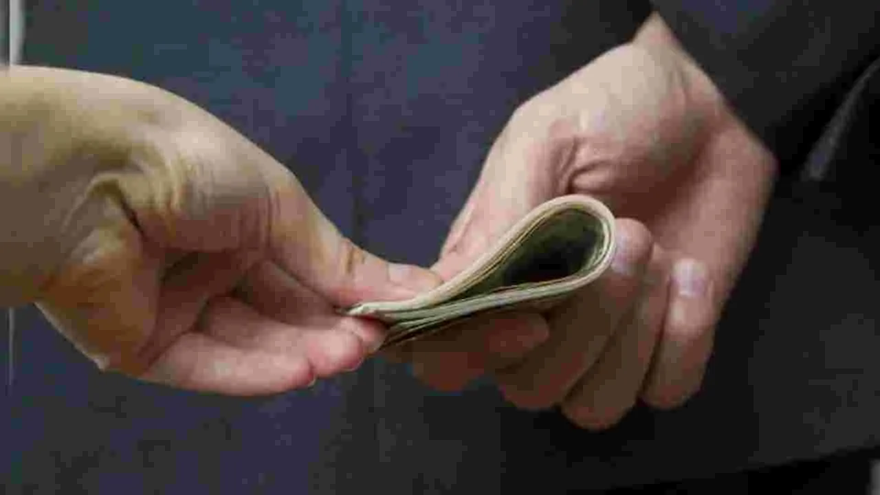 Corruption: ఇందిరమ్మ ఇంటి బిల్లుకు రూ.15 వేలు లంచం పంచాయతీ కార్యదర్శి సస్పెన్షన్‌