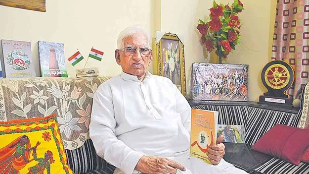  Etukoori Krishnamurthy: రహస్యంగా పత్రికలు బట్వాడా చేశా