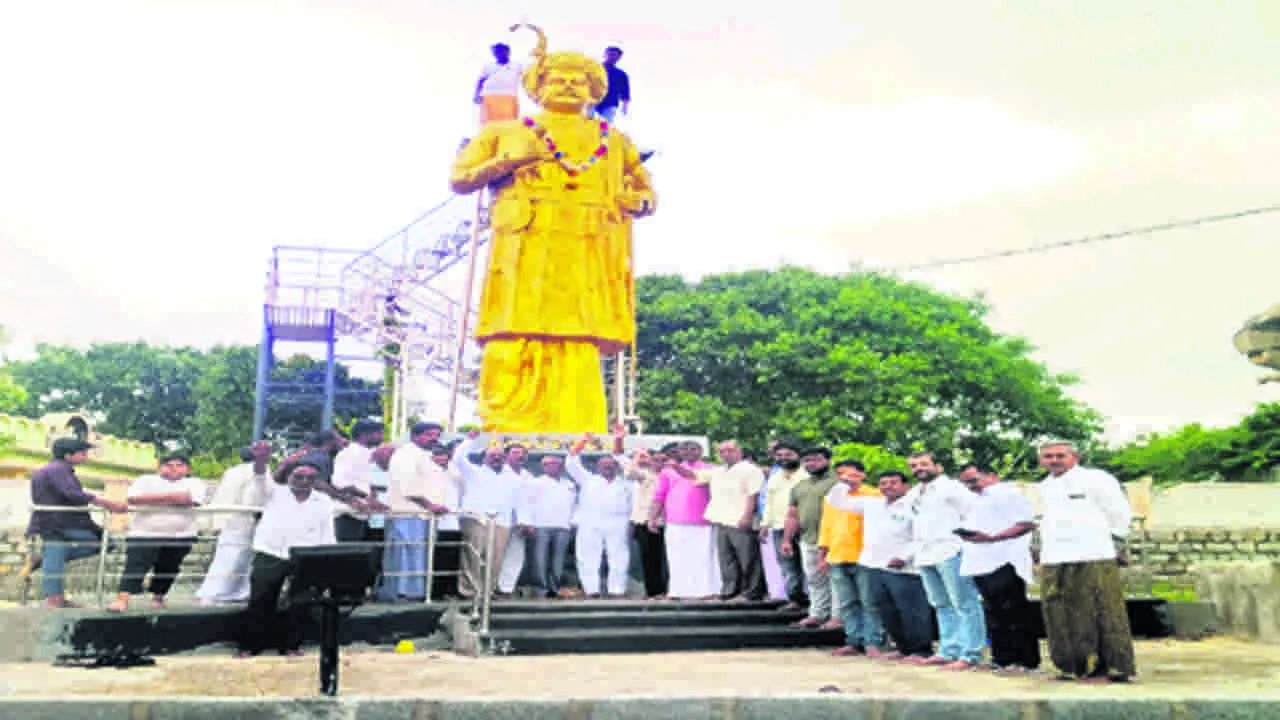 శ్రీకృష్ణదేవరాయల విగ్రహ ఏర్పాటుకు భూమి కేటాయించండి