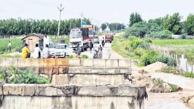 నిండిన కుంటలు.. పొంగిన వాగులు
