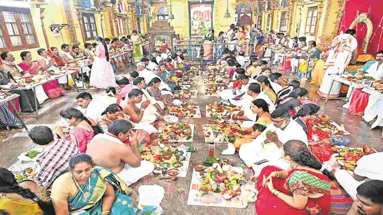 God : భక్తిశ్రద్ధలతో సత్యదేవుని వ్రతాలు