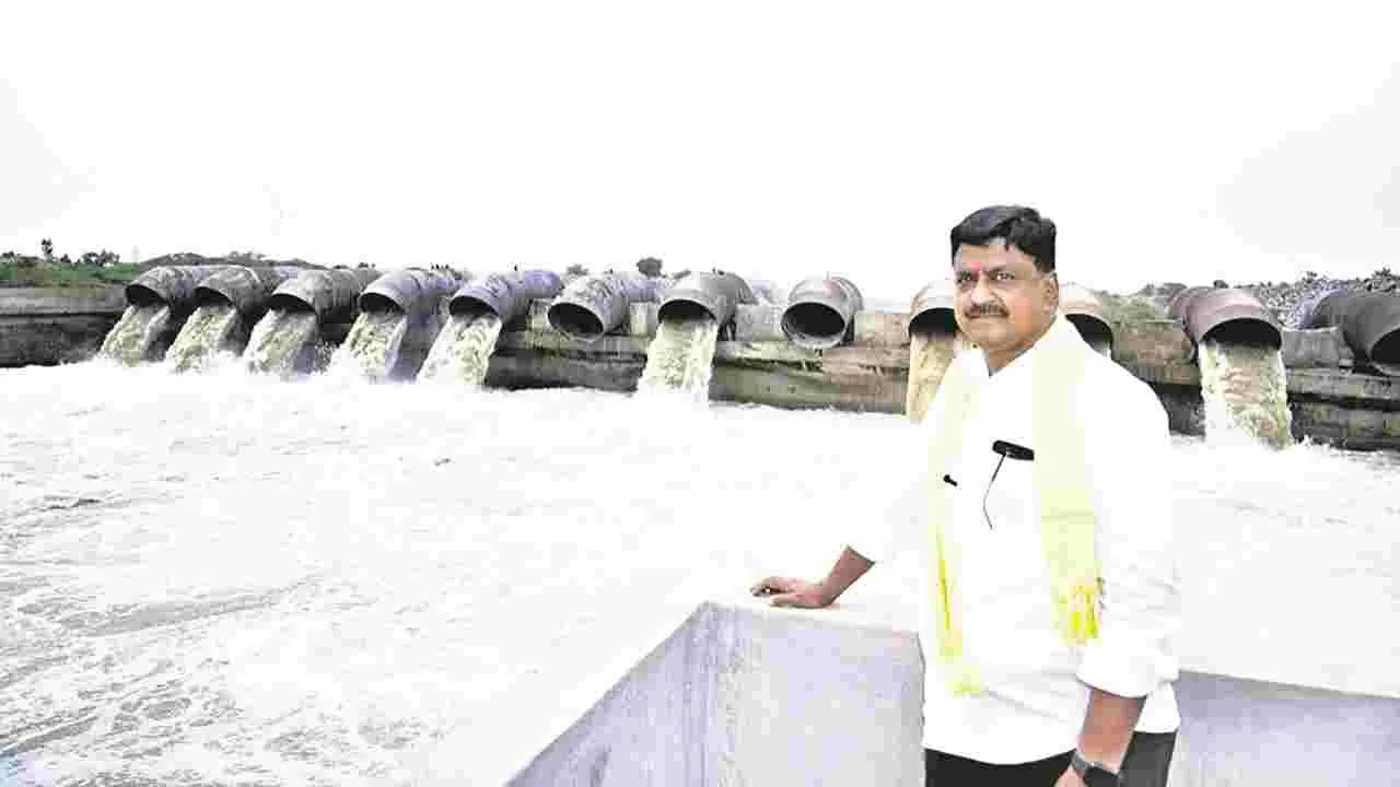 Minister Payyavula : చూడండి సర్‌.. మీరిచ్చిన నీరు..!