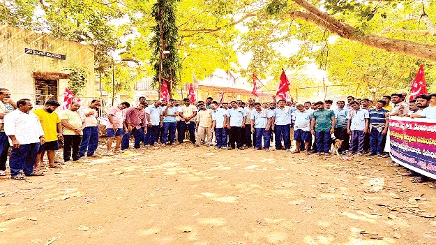 హమాలీల పొట్ట కొట్టే నిర్ణయాన్ని వెనక్కి తీసుకోవాలి