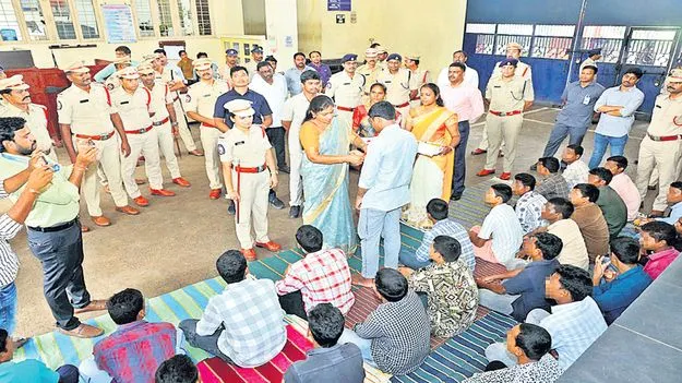 ఖైదీలకు రాఖీ కట్టిన హోంమంత్రి అనిత