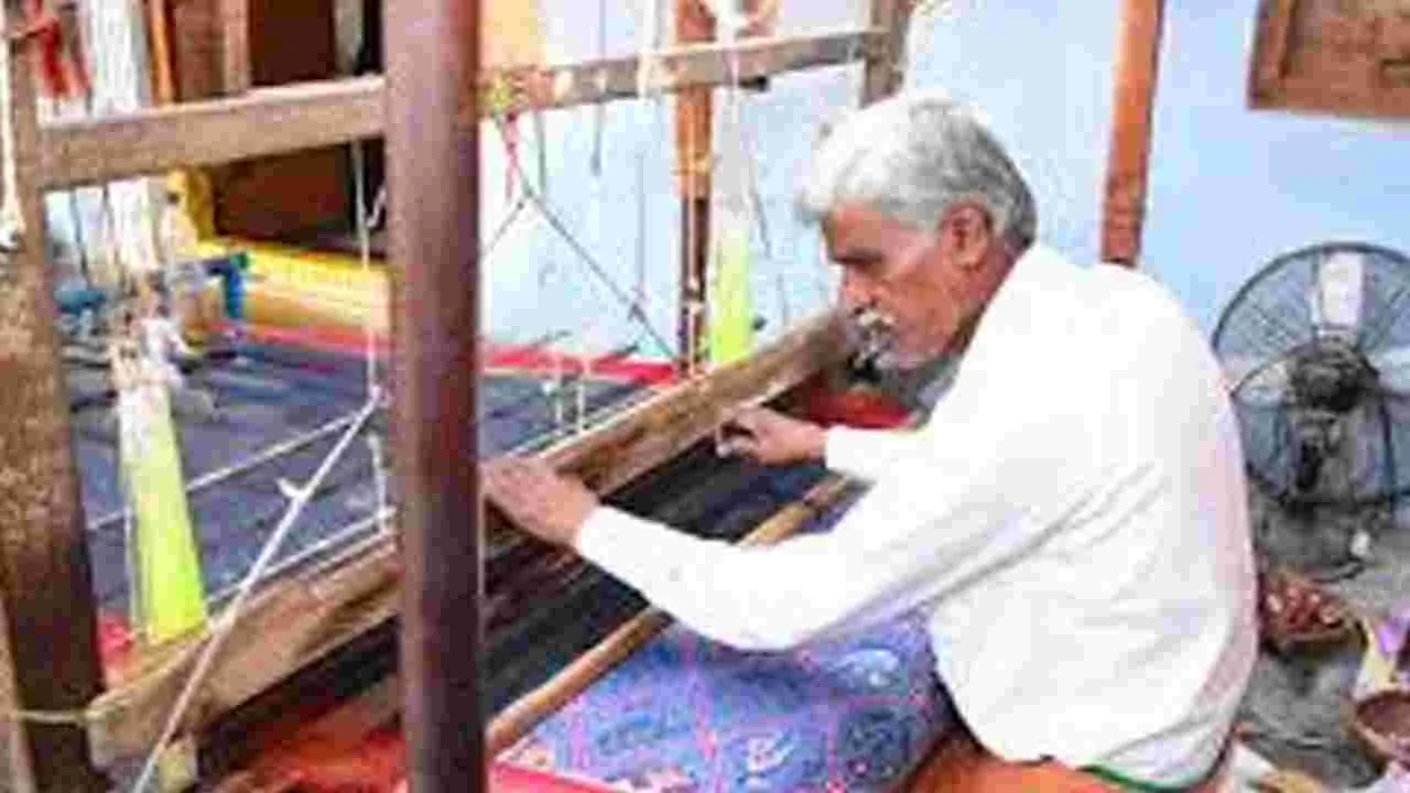 Remove GST on Handloom: చేనేత ఉత్పత్తులపై జీఎస్టీని తొలగించాలి