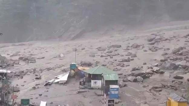 Uttarakhand: జలప్రళయం.. తుడిచిపెట్టుకుపోయిన ఆర్మీ బేస్ క్యాంప్.. 11 మంది గల్లంతు