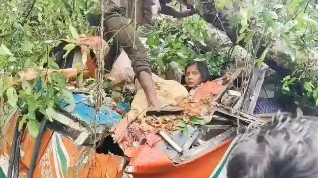 Barabanki Bus Accident: మీ దుంపలు తెగ.. మనుషులు చచ్చిపోతుంటే వీడియోలు తీస్తారా?