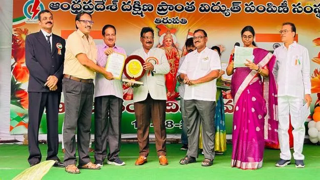 రూఫ్‌టాప్‌ సోలార్‌కు ప్రాధాన్యం: సీఎండీ 