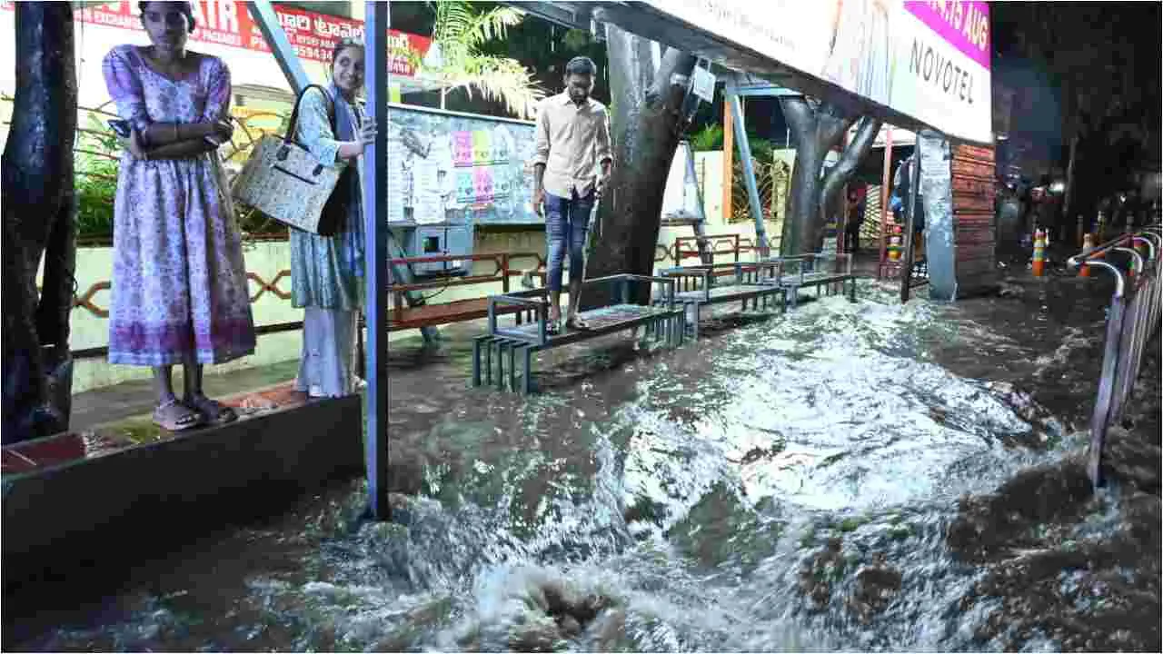 Hyderabad: హైదరాబాద్‌లో చెరువులను తలపిస్తున్న రహదారులు 