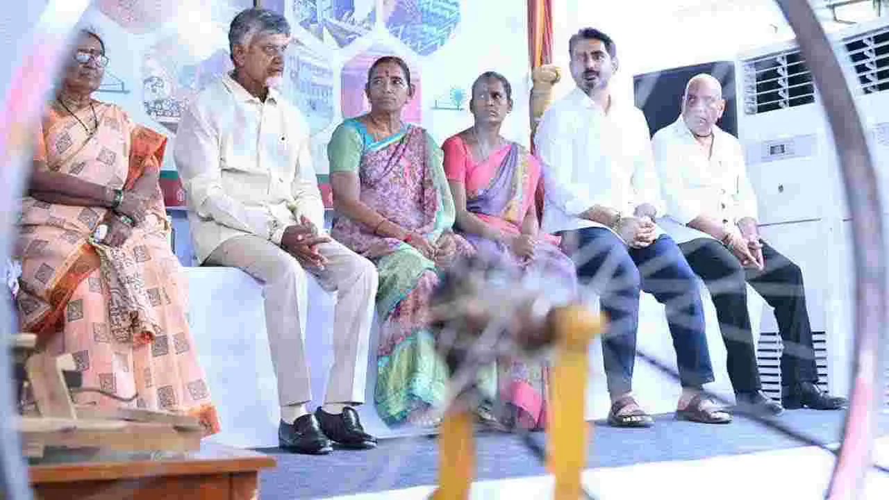 National Handloom Day: నేతన్నలకు తెలుగుదేశం పార్టీకి అవినాభావ సంబంధం ఉందని: సీఎం చంద్రబాబు నాయుడు