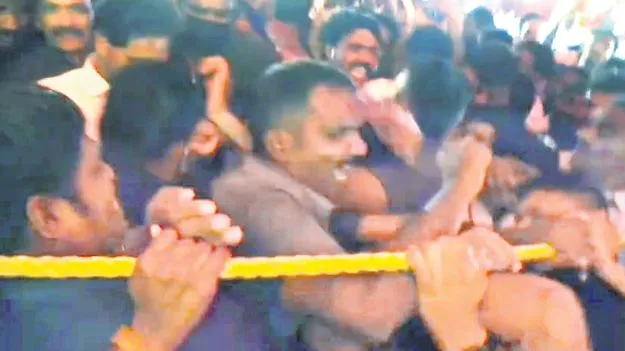 Jagans Private Security Assaults: అభిమానులపై జగన్‌ ప్రైవేట్‌ సెక్యూరిటీ పిడిగుద్దులు