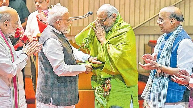 PM Modi Support Radha Krishnaan: రాధాకృష్ణన్‌ను ఏకగ్రీవంగా ఎన్నుకొందాం