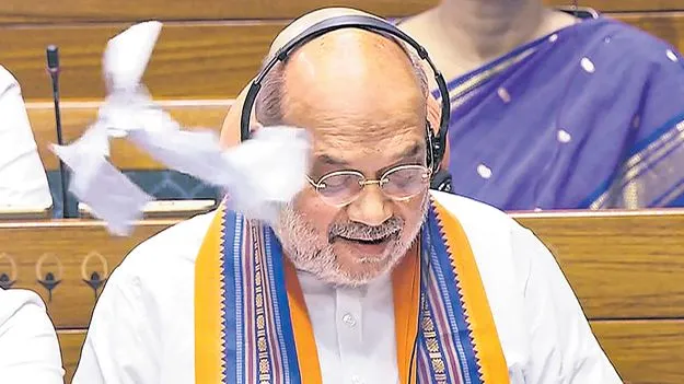 Amit Shah Uproar Over Bills: పదవీచ్యుతి బిల్లులపై గగ్గోలు