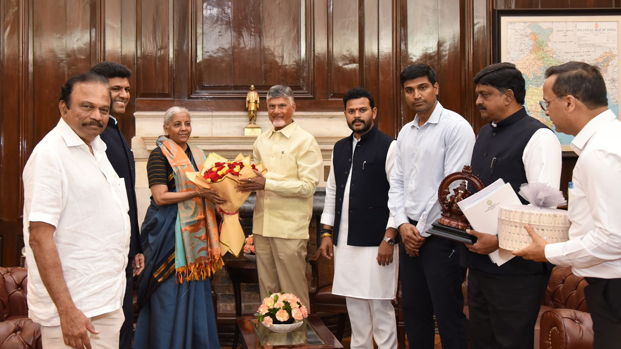 CM Chandrababu Delhi Tour : NDA ఉపరాష్ట్రపతి అభ్యర్థి సీపీ రాధాకృష్ణన్‌నుతో చంద్రబాబు మర్యాదపూర్వక భేటీ