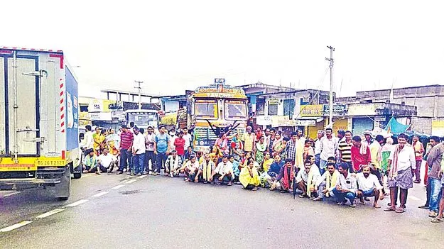 Agricultural Crisis: యూరియా కోసం రైతుల వెతలు