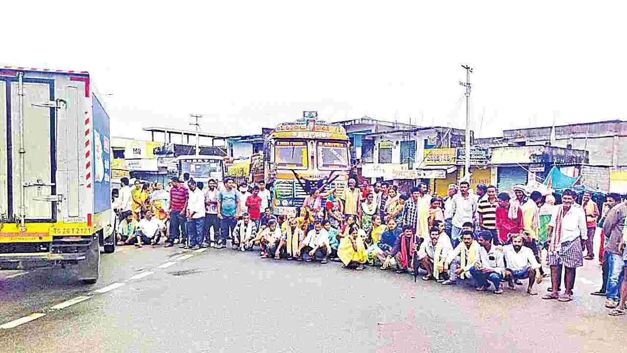 Agricultural Crisis: యూరియా కోసం రైతుల వెతలు