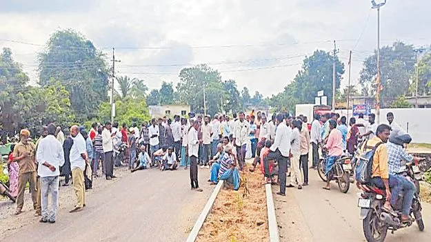 Farmers Stage Roadblocks: యూరియా కోసం రైతుల రాస్తారోకో