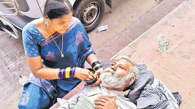 Street Homeless: అక్కా.. వచ్చి నన్ను తీసుకెళ్లు!