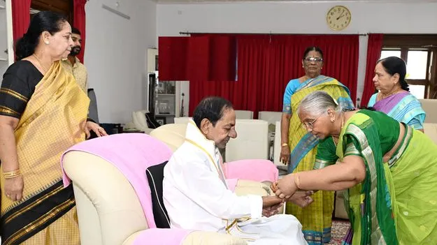 Sisters Tie Rakhi To KCR: అనుబంధానికి బ్రేక్‌