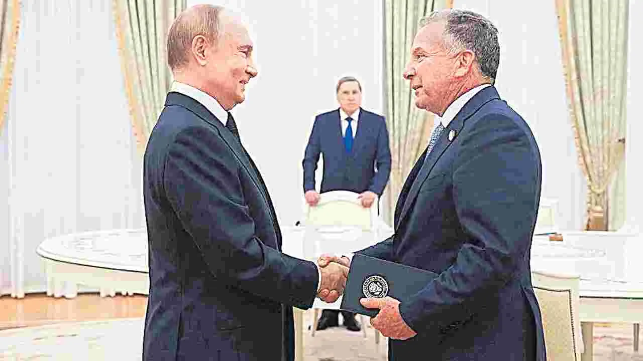 Putins Gift to Trump: పుతిన్‌ గిఫ్ట్‌తో బిత్తరపోయిన ట్రంప్‌ దూత