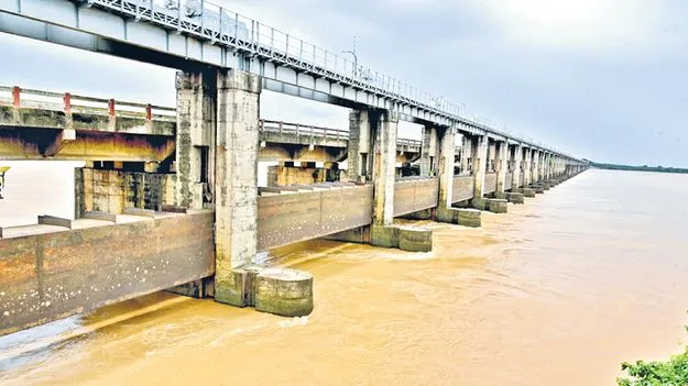 Heavy Rains: ఉధృతంగా కృష్ణా, గోదావరి