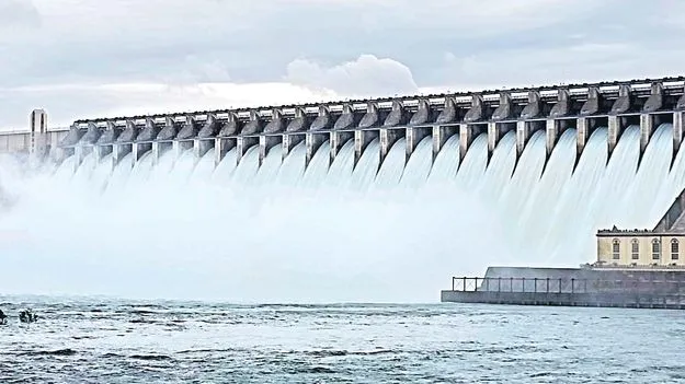 Godavari Swells Krishna Overflows: గోదావరి ఉరకలు.. కృష్ణమ్మ పరవళ్లు