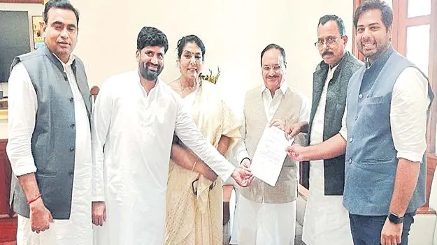 Congress MPs: తెలంగాణకు యూరియా ఇవ్వండి