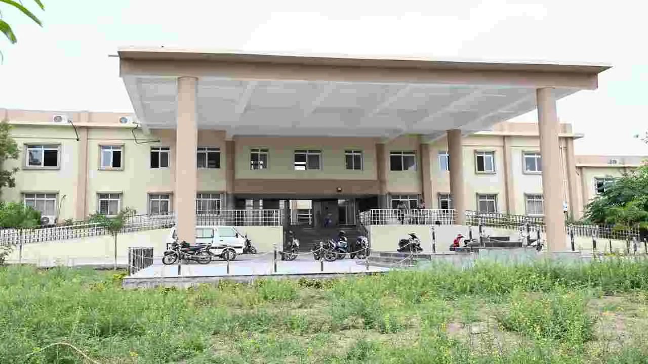 ‘శాతవాహన’లో అవినీతి బాగోతం