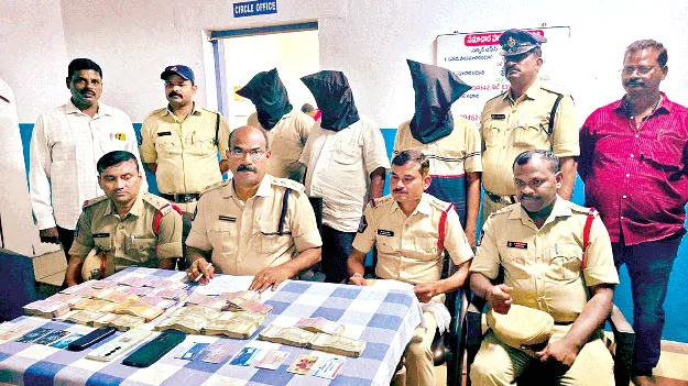 ఖాతాదారులను ఏమార్చి..