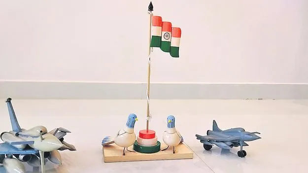 National Flag Crafted with Ankudu Wood: అంకుడుకర్రతో జాతీయ పతాకం