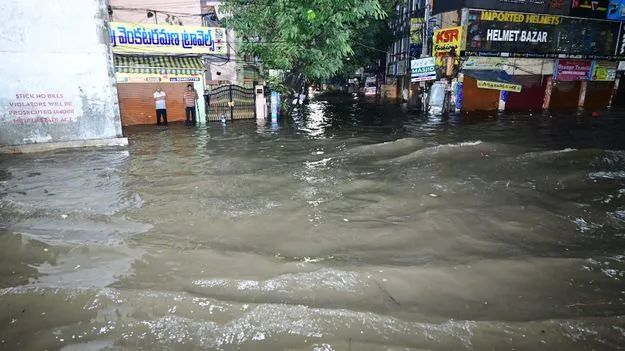 Heavy Rainfall Floods Hyderabad: హైదరాబాద్‌లో కుంభవృష్టి
