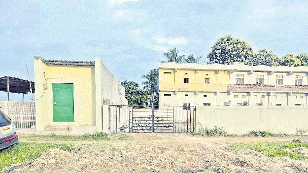 ఖాళీ స్థం కనిపిస్తే కబ్జా!