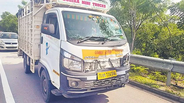 Outer Ring Road Accident: ఓఆర్‌ఆర్‌పై పనిచేస్తున్న కూలీలను ఢీకొట్టిన ట్రాలీ