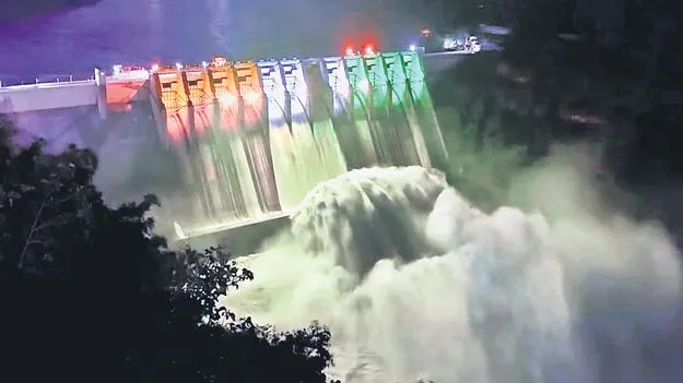 Srisailam Dam : శ్రీశైలం మూడు గేట్ల నుంచి నీటి విడుదల