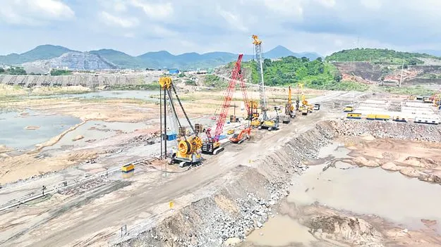 Polavaram Diaphragm Wall Work: చకచకా వాల్‌ నిర్మాణం