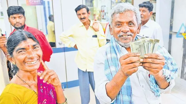 Smiles All Around As Farmers: అన్నదాత కళ్లల్లో మెరుపులు