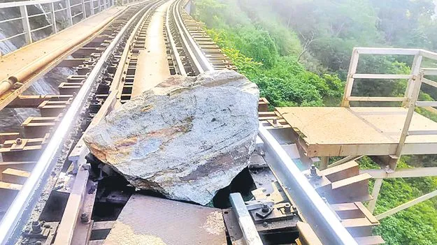 KK Railway Line: కేకే రైలు మార్గంపై పడిన కొండ చరియ