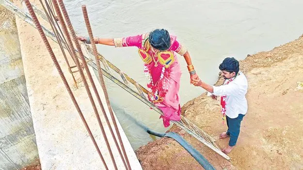 Flood Trouble: కొత్త జంటకు వరద కష్టాలు