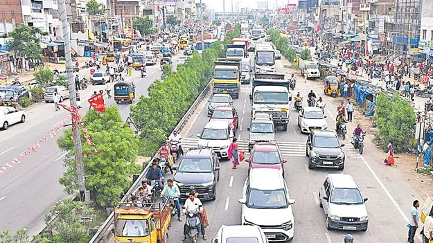 Heavy Traffic: హైవేపై వాహనాల రద్దీ
