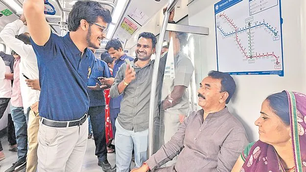 Minister Jupally Travels: మెట్రోలో మంత్రి జూపల్లి ప్రయాణం