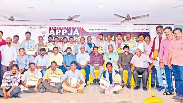 Andhra Jyothi Photographers Win Awards: ఆంధ్రజ్యోతి ఫొటోగ్రాఫర్లకు అవార్డులు