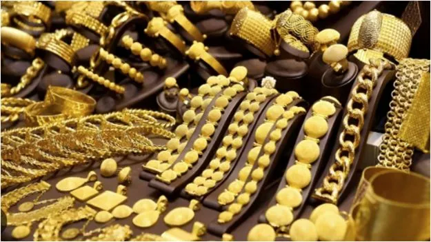 Gold Rates:  స్వల్పంగా తగ్గిన బంగారం.. ధరలు ఎలా ఉన్నాయంటే..