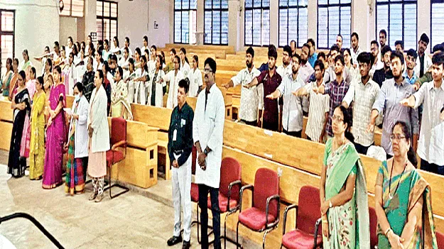 ర్యాగింగ్‌కు పాల్పడితే కఠిన చర్యలు 